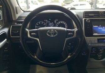 Подержанный автомобиль Toyota Land Cruiser Prado 2019 года (10 фото)