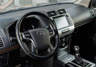 Подержанный автомобиль Toyota Land Cruiser Prado 2019 года (11 фото)
