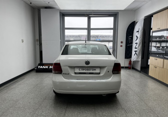 Подержанный автомобиль Volkswagen Polo Sedan 2012 года (5 фото)