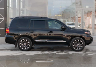 Подержанный автомобиль Toyota Land Cruiser Suv 2012 года (4 фото)