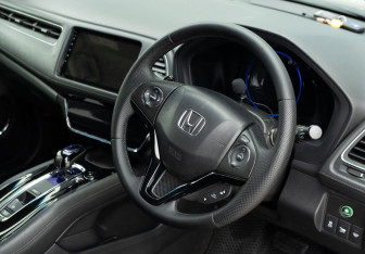 Подержанный автомобиль Honda Vezel 2013 года (11 фото)