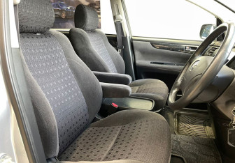 Подержанный автомобиль Toyota Ipsum 2005 года (9 фото)