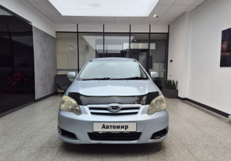 Подержанный автомобиль Toyota Corolla Hatchback 2005 года (2 фото)