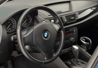 Подержанный автомобиль BMW X1 2011 года (12 фото)