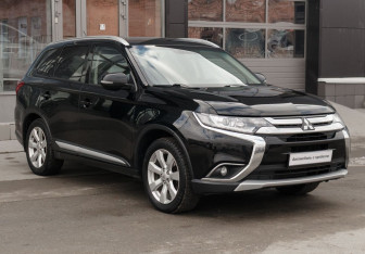 Подержанный автомобиль Mitsubishi Outlander 2015 года (3 фото)