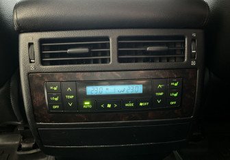 Подержанный автомобиль Toyota Land Cruiser Suv 2011 года (17 фото)