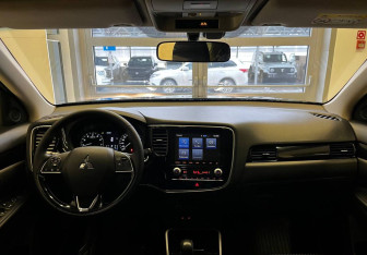 Подержанный автомобиль Mitsubishi Outlander 2020 года (10 фото)