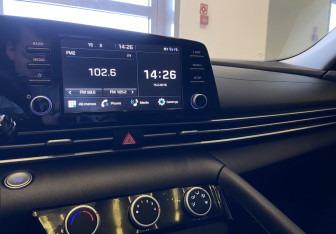 Подержанный автомобиль Hyundai Elantra Sedan 2023 года (9 фото)