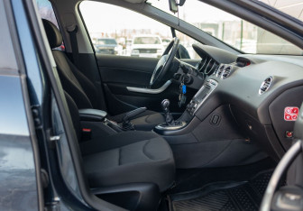 Подержанный автомобиль Peugeot 408 2012 года (19 фото)