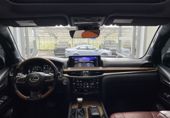 Подержанный автомобиль Lexus LX 2017 года (10 фото)
