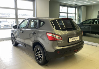 Подержанный автомобиль Nissan Qashqai 2013 года (6 фото)