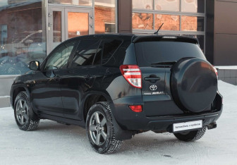 Подержанный автомобиль Toyota RAV4 2012 года (7 фото)