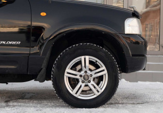 Подержанный автомобиль Ford Explorer 2005 года (9 фото)