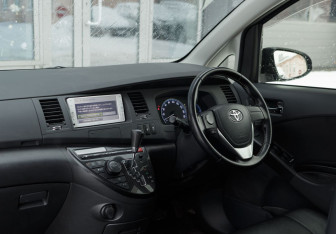 Подержанный автомобиль Toyota ISis 2013 года (10 фото)