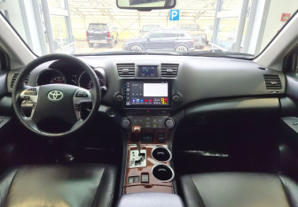 Подержанный автомобиль Toyota Highlander 2011 года (8 фото)