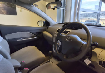 Подержанный автомобиль Toyota Belta 2009 года (7 фото)