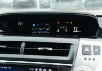 Подержанный автомобиль Toyota Prius Alpha 2015 года (13 фото)