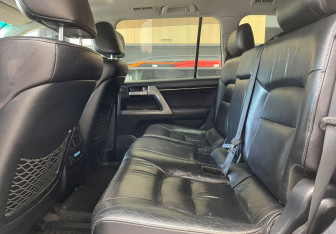 Подержанный автомобиль Toyota Land Cruiser Suv 2011 года (25 фото)