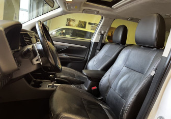 Подержанный автомобиль Mitsubishi Outlander 2014 года (8 фото)