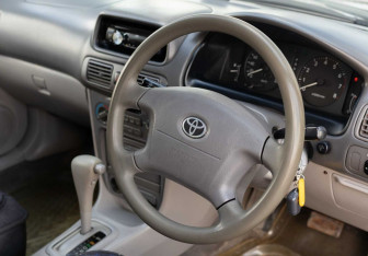 Подержанный автомобиль Toyota Corolla Sedan 2000 года (11 фото)