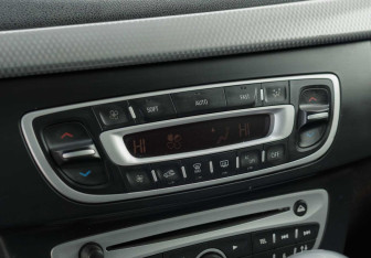 Подержанный автомобиль Renault Fluence 2010 года (15 фото)