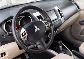 Подержанный автомобиль Mitsubishi Outlander 2008 года (11 фото)