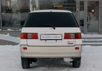 Подержанный автомобиль Toyota Ipsum 1997 года (6 фото)