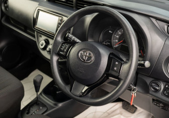 Подержанный автомобиль Toyota Vitz 2019 года (11 фото)