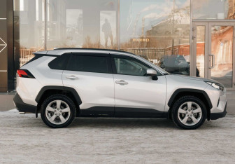 Подержанный автомобиль Toyota RAV4 2020 года (4 фото)