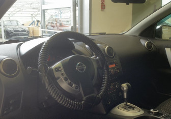 Подержанный автомобиль Nissan Qashqai 2008 года (10 фото)