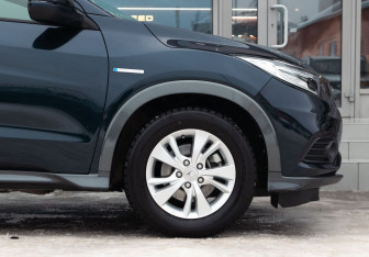 Подержанный автомобиль Honda Vezel 2018 года (9 фото)