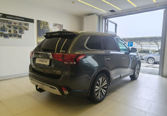 Подержанный автомобиль Mitsubishi Outlander 2019 года (4 фото)