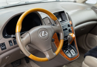 Подержанный автомобиль Lexus RX 2002 года (11 фото)