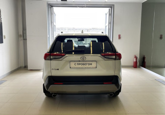Подержанный автомобиль Toyota RAV4 2020 года (5 фото)