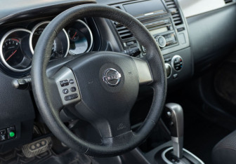 Подержанный автомобиль Nissan Tiida Hatchback 2010 года (11 фото)