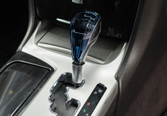 Подержанный автомобиль Toyota Crown Sedan 2010 года (15 фото)