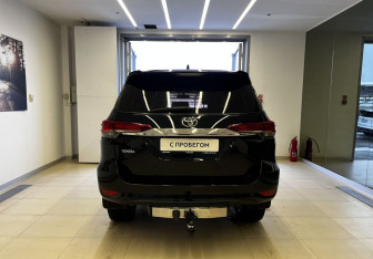 Подержанный автомобиль Toyota Fortuner 2017 года (5 фото)