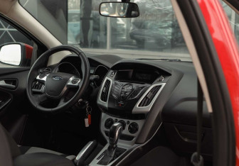 Подержанный автомобиль Ford Focus Hatchback 2012 года (10 фото)