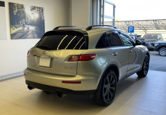 Подержанный автомобиль Infiniti FX 2003 года (4 фото)
