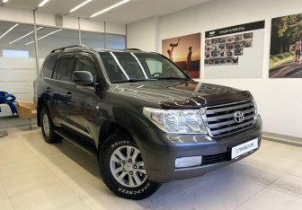 Подержанный автомобиль Toyota Land Cruiser Suv 2008 года (3 фото)