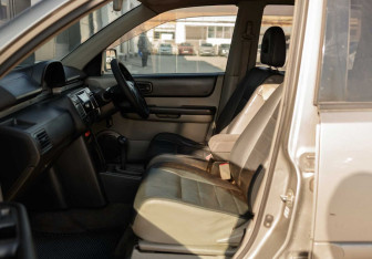 Подержанный автомобиль Nissan X-Trail 2001 года (17 фото)