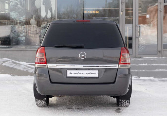 Подержанный автомобиль Opel Zafira Compactvan 2011 года (6 фото)