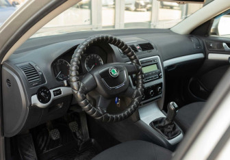Подержанный автомобиль Skoda Octavia Liftback 2012 года (11 фото)