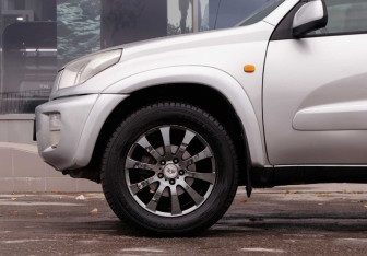 Подержанный автомобиль Toyota RAV4 2001 года (9 фото)