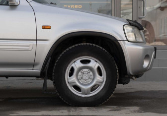 Подержанный автомобиль Honda CR-V 1999 года (9 фото)