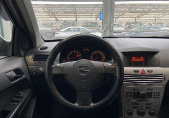 Подержанный автомобиль Opel Astra Hatchback 2011 года (11 фото)