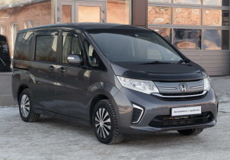 Подержанный автомобиль Honda Stepwgn 2016 года (3 фото)