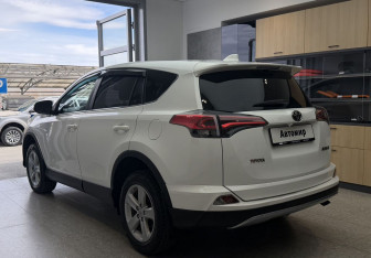 Подержанный автомобиль Toyota RAV4 2019 года (2 фото)