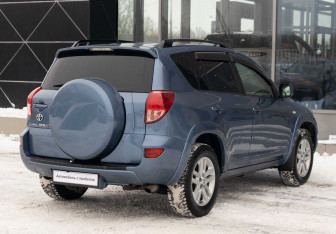 Подержанный автомобиль Toyota RAV4 2008 года (5 фото)
