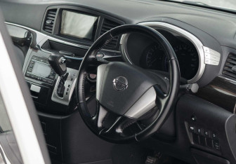 Подержанный автомобиль Nissan Elgrand 2011 года (11 фото)